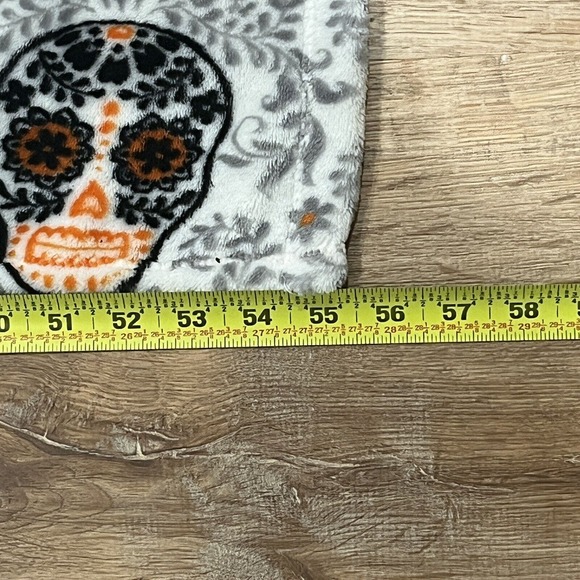 Skull & Bones 100% Polyester Soft Plush 55"x66" Halloween Throw Blanket New - Picture 6 of 6